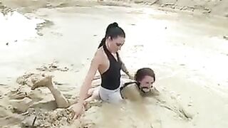 Deutsche Domina zwingt die dicktittige Sklavin in Schlamm!