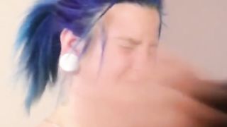 Arrogante Nutte ohrfeigt ihre dumme Emo-Freundin hart!