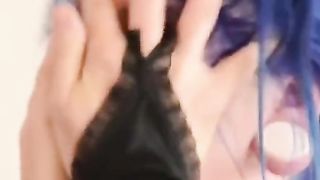 Arrogante Nutte ohrfeigt ihre dumme Emo-Freundin hart!