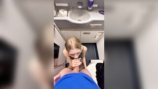 A beauty gave her boyfriend a oral sex at an altitude of 10,000 meters / sex on a plane