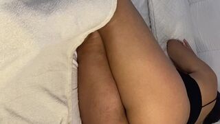 Me Cojo A Mi Amiga de eighteen Años Mientras Descansa Y Le Lleno Su Coño