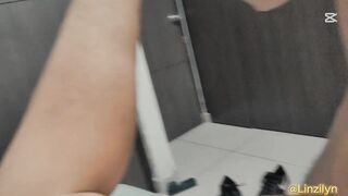 Le hago una mamada garganta profunda a mi rommate de bienvenida, Termina llenándome el coño de leche