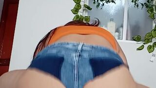 le gusta folla con shorts cortos y que le llenen de leche