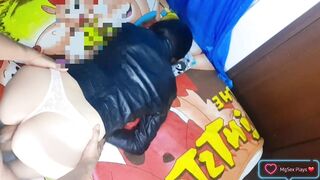 Follando una chica blanca con una chaqueta de cuero al estilo perrito, recibe corrida en la espalda