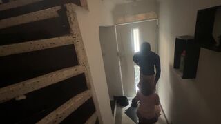 MI VECINO ENTRA UN MOMENTO A MI CASA PERO NO ME GAUNTE A VER SU VERGA