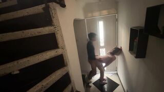 MI VECINO ENTRA UN MOMENTO A MI CASA PERO NO ME GAUNTE A VER SU VERGA
