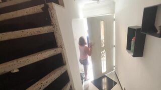 MI VECINO ENTRA UN MOMENTO A MI CASA PERO NO ME GAUNTE A VER SU VERGA