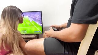 Voy a casa de mi'migo a jugar fifa y me termino follando a su hermana casi nos descubren
