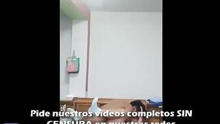 La llevo a mi cuarto y la grabo con mi cel mientas disfruta mi verga