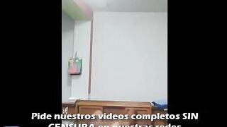 La llevo a mi cuarto y la grabo con mi cel mientas disfruta mi verga