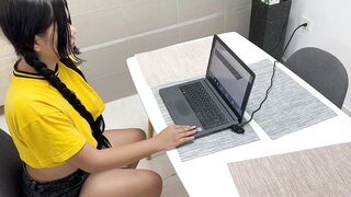 Me follo a mi tímida hermanastra en medio de sus clases virtuales.