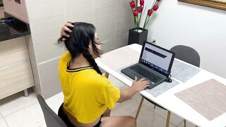 Me follo a mi tímida hermanastra en medio de sus clases virtuales.