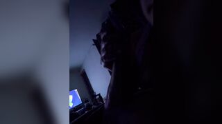 Ver television se volvió una candente escena raunchy con sexo oral pleasure y un gran culo