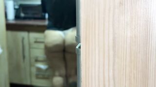 Suegra Culona descubre al Yerno viendo su Enorme CULO, se convierte en ????????