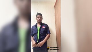 Me grabo para mi novia en el baño del trabajo