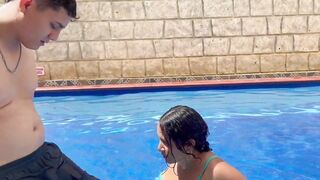 Ayudo a mi pequeña hermanastra con sus clases de natación y termino follandola duro y rico.