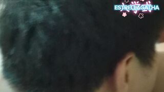 SE HUMEDECE AL VER PORNO Y FUMAR MARIHUANA LE CHUPO TODA LA POLLA