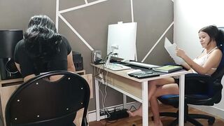 Una jefe insegura de su sexualidad se folla a empleada bisex y le pone cuerno a su marido.