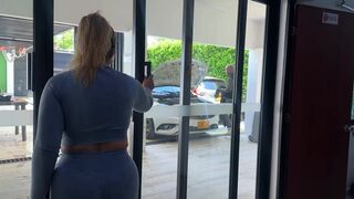 EL MECANICO ME ARREGLA EL AUTO A CAMBIO DE QUE LO DEJE CORRERSE EN MI BOCA - JULIANA ROSE