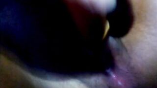 se masturba y se moja, tiene un snatch pequeña y virgen