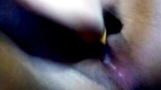 se masturba y se moja, tiene un snatch pequeña y virgen