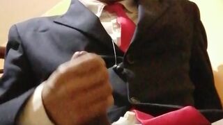 Chico se masturba después del trabajo para ti