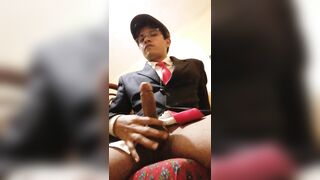 Chico se masturba después del trabajo para ti