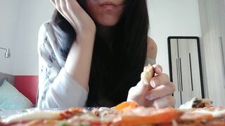 Giganta juega con tinys en su comida [Giantess full movie scene]