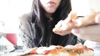 Giganta juega con tinys en su comida [Giantess full movie scene]