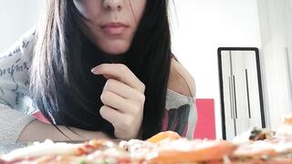 Giganta juega con tinys en su comida [Giantess full movie scene]