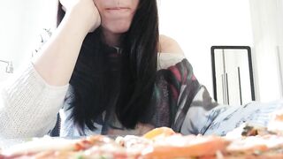 Giganta juega con tinys en su comida [Giantess full movie scene]