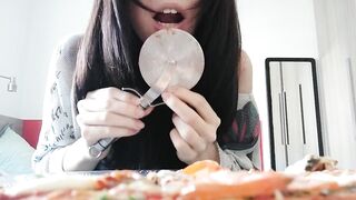 Giganta juega con tinys en su comida [Giantess full movie scene]