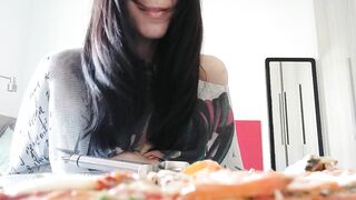 Giganta juega con tinys en su comida [Giantess full movie scene]