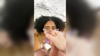 Encuentro masturbándose y me deja follarla para que no le diga a sus papás