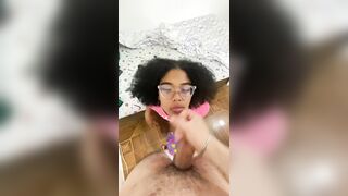 Encuentro masturbándose y me deja follarla para que no le diga a sus papás