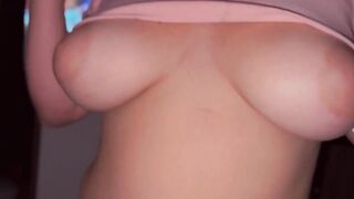 Cumplí eighteen años y está es mi revelación de tetas - Aryastone