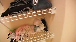 Slender wench in her bath amateur masturbation