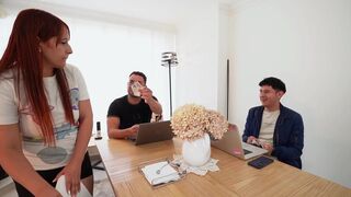 Joven caliente reta a su mejor amigo hacer un trío con su empleada de servicio - PORNO EN ESPAÑOL