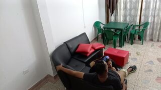 ENCUENTRO A MI HIJASTRA OTRA VEZ EN LA AZOTEA Y ME PIDE FOLLAR CON ELLA EN LA SALA-highlight