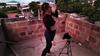 ENCUENTRO A MI HIJASTRA OTRA VEZ EN LA AZOTEA Y ME PIDE FOLLAR CON ELLA EN LA SALA-highlight