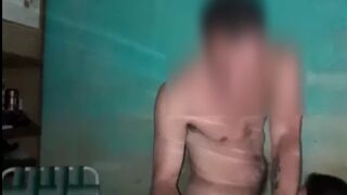 Jovencita la chupa mientras juegan con su conchita