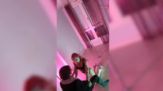 Amateur Français - Pari perdu, ma meilleure amie Noochka me doit un Striptease ET ELLE LE FAIT !