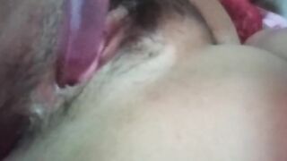 Latin babe cachonda se masturba con sex-toy