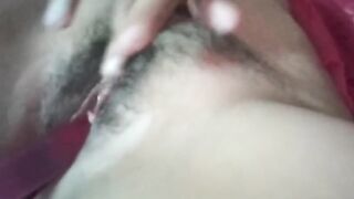 Latin babe cachonda se masturba con sex-toy