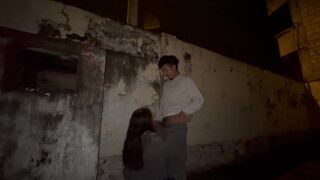 Vecina nalgona me invita a follar duro en el patio de su casa, sus padres casi nos descubren!!