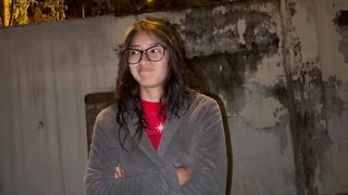 Vecina nalgona me invita a follar duro en el patio de su casa, sus padres casi nos descubren!!