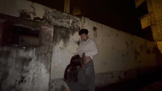 Vecina nalgona me invita a follar duro en el patio de su casa, sus padres casi nos descubren!!