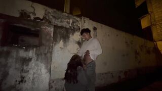 Vecina nalgona me invita a follar duro en el patio de su casa, sus padres casi nos descubren!!