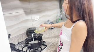 masturbo a mi pequeña hermanastra mientras cocina y me la follo duro escondidas de nuestros padres.