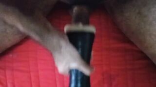 Otaku solitario se masturba con una vaina falsa
